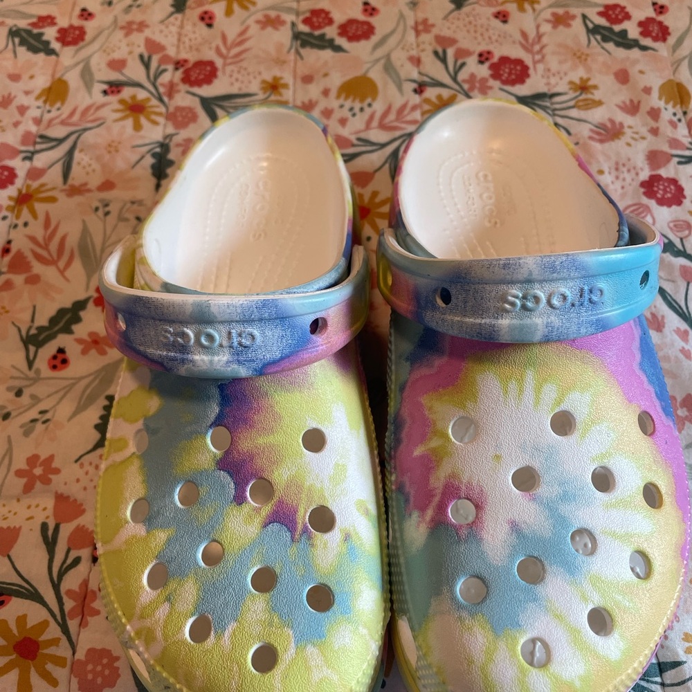 Crocs tie dyed size 7 women